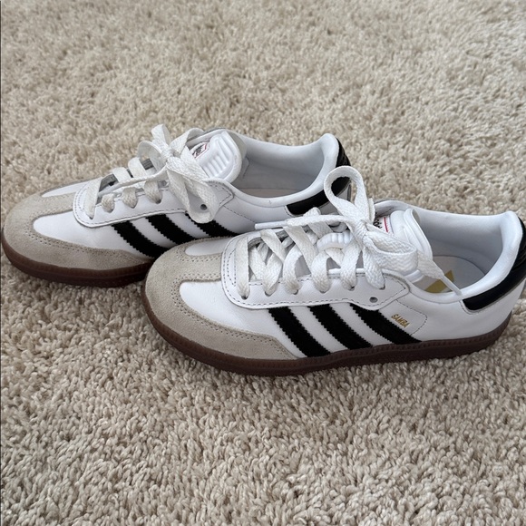 Youth Adidas Samba White and Black shoes - Picture 3 of 5
